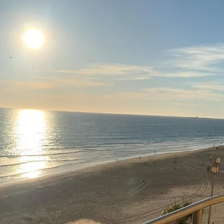 Piso Amplio Frente Al Mar En Pleno Paseo Marítimo. Apartamento Cádis
