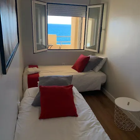Piso Amplio Frente Al Mar En Pleno Paseo Marítimo. Apartamento Cádis