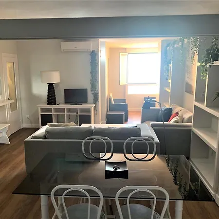 Apartamento Piso Amplio Frente Al Mar En Pleno Paseo Marítimo.