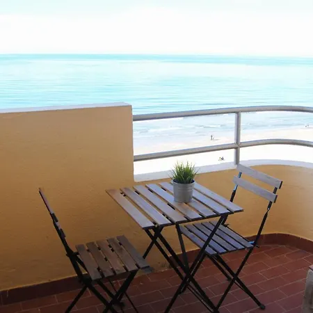 Piso Amplio Frente Al Mar En Pleno Paseo Marítimo.